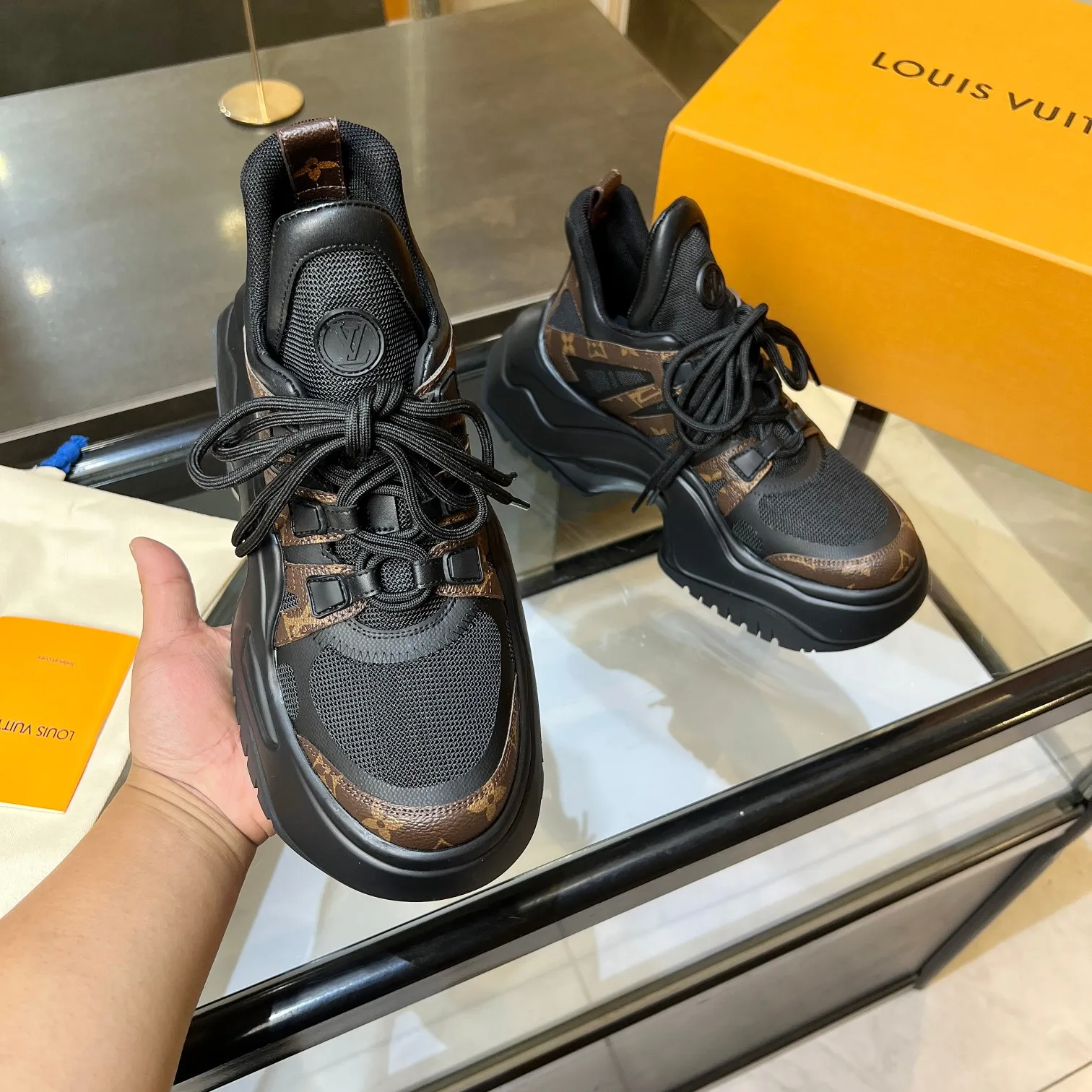 👟👟Ex-factory price 760👟👟 Nicolas Ghesquieye once again refined the design essence of LVArchlight sneakers to create LVArchlight2.0 platfrm sneakers. The combination of multiple technical materials, the wide outsole and the exaggerated tongue highlight the series' recognition, and the latter is marked with the LVCirCle logo 35-41